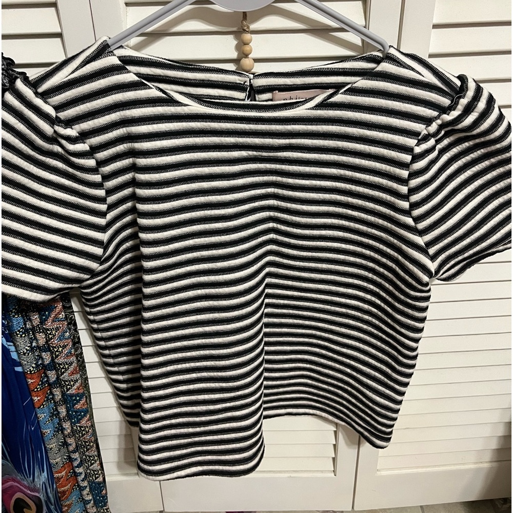 Philosophy black and white textured puffy sleeve top